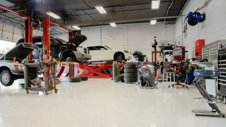 Interior de un taller mecanico con autos sobre elevadores