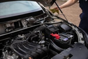 Revisión de motor y batería del auto con el capot abierto