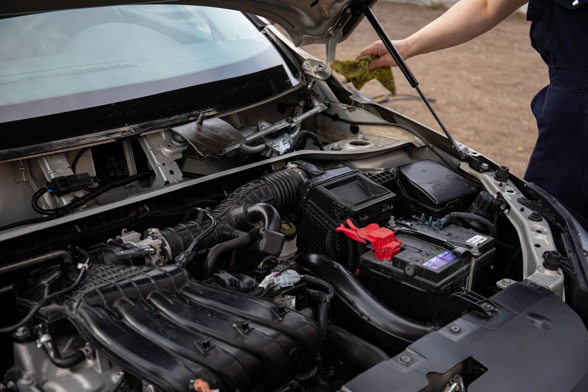 Revisión de motor y batería del auto con el capot abierto