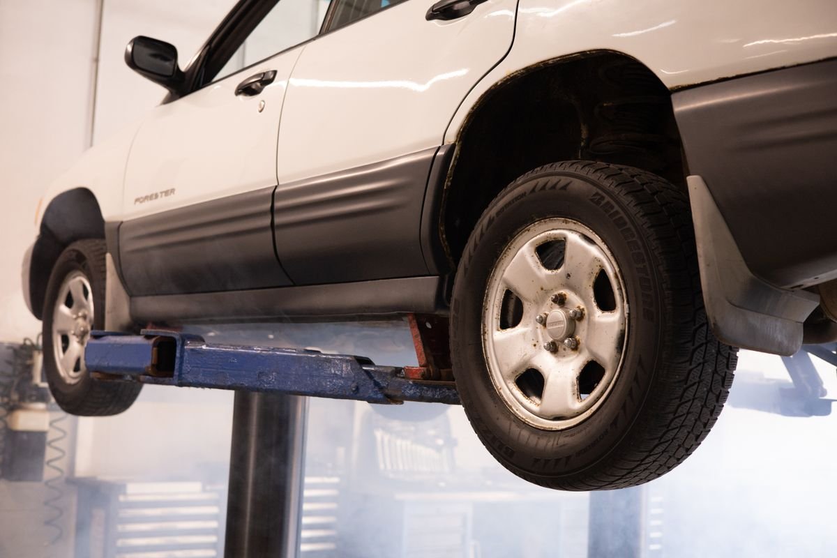 Auto elevado en un taller mecánico